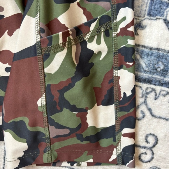 Year Of Ours Crossover Waist Camo Biker Shorts Women’s Size Small Side Pockets - Picture 5 of 5